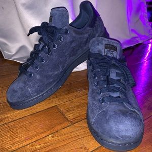 Navy suede Adidas Stan Smiths.